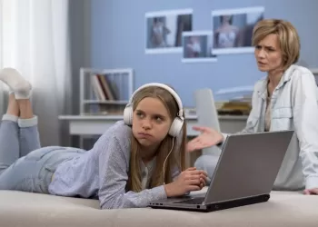 Sınırlı Bir Bağlantı: Çocuklarda İnternet Bağımlılığına Karşı Ebeveyn İpuçları