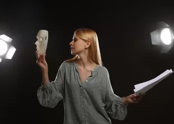 Yetişkinler İçin Drama Eğitimi Nedir? Yaratıcılığınızı ve İletişim Becerilerinizi Güçlendirin!